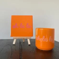 Xenos Kerstcadeaus-Siertegel Oh la la - roze/oranje - 10x10x0.5 cm